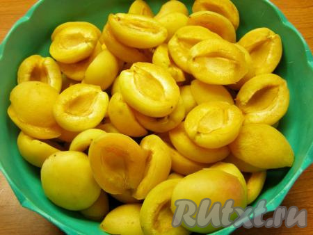 Абрикосы хорошо моем. Каждый абрикос разрезаем пополам и вынимаем косточку (косточки для этого варенья нам не понадобятся). Взвешиваем абрикосы без косточек. Сахара нужно взять столько же, сколько получился вес абрикосов без косточек (если получилось больше или меньше 1 килограмма абрикосов без косточек, то сахара тоже нужно взять соответственно больше или меньше - в пропорции 1:1).