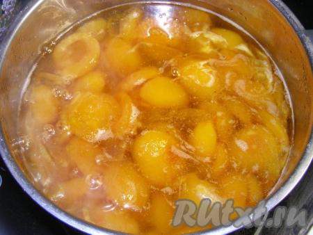 В третий раз ставим остывшее варенье на огонь, опять доводим до кипения.