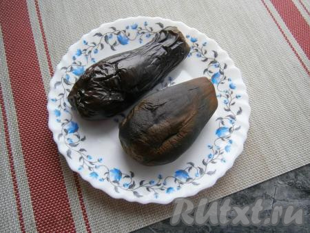 Далее баклажаны можно запечь или в течение минут 30-35 в духовке, разогретой до 180 градусов, или в течение минут 8-10 в микроволновке при мощности 750 Ватт. Баклажаны немного остудить.