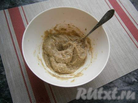 Также всыпать немного чёрного молотого перца и пюрировать погружным блендером до состояния пюре.