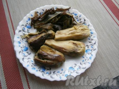 Очистить баклажаны&nbsp;от кожицы.