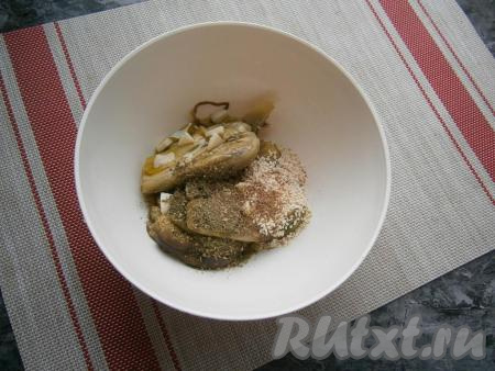 Добавить сушёную петрушку, кинзу (или нарезанную свежую зелень), молотый кориандр, влить оливковое масло.