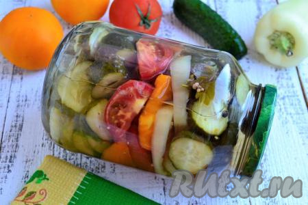 Ассорти из огурцов, помидоров и перца на зиму