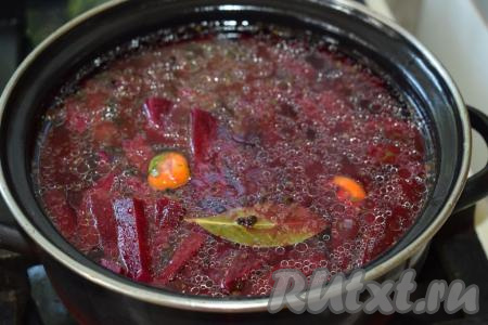 В кипящий маринад опускаем нарезанную свеклу, даём закипеть.