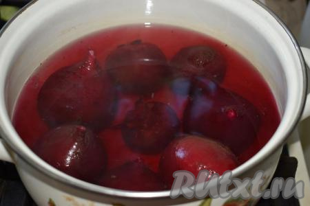 В кастрюлю наливаем воду, кладем корнеплоды и варим до готовности (примерно, 1,5 часа). Время варки зависит от размера свеклы.