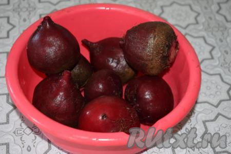 Тщательно моем свеклу от земли и пыли.