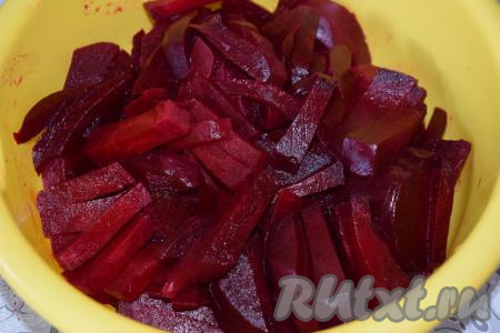 Нарезаем на брусочки (кубики или крупные дольки). Способ нарезки выбирайте сами: если вы готовите маринованную свеклу для винегрета, то её можно нарезать кубиками, если для борща&nbsp; - крупными дольками, которые затем при готовке борща легко натереть на тёрке, если планируете использовать маринованную свеклу в качестве салата (или закуски) - то брусочками.