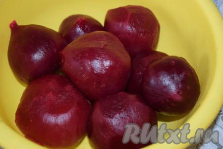 Очищаем свеклу от кожицы.