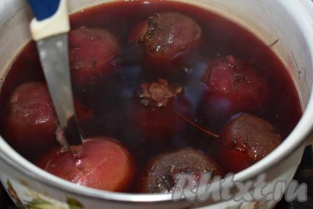 Готовность свеклы проверяем, прокалывая её ножом (если нож легко входит и выходит из корнеплода, значит наша свекла готова). Выключаем огонь и сливаем жидкость, в которой варилась свекла.