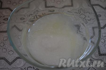 В пиале смешаем соль, сахар, уксус и растительное масло.