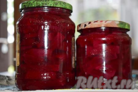 Закатываем банки подготовленными винтовыми крышками (или при помощи закаточного ключа). Банки со свеклой в маринаде переворачиваем вверх дном и хорошо укутываем до полного остывания.&nbsp;