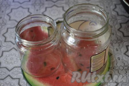 Заранее подготовим банки для нашей заготовки. Обдаём банки кипятком и моем с содой в горячей воде. Чистые банки держим несколько секунд над паром, идущим из носика кипящего чайника. Крышки заливаем кипятком и держим в нём 2-3 минуты.