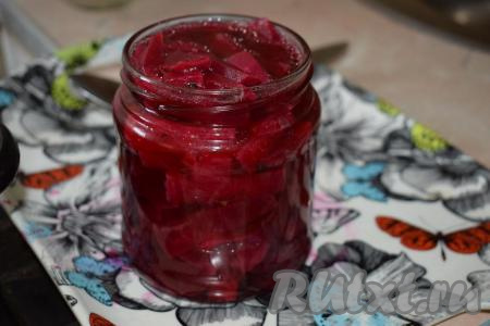 В стерильные банки раскладываем маринованную свеклу, не очень плотно забивая банки свеклой, оставляя место для маринада. Затем вливаем маринад, заполняя банки до самого верха.