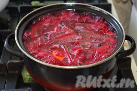 Варим свеклу в маринаде с момента закипания, примерно, 2-3 минуты на небольшом огне.