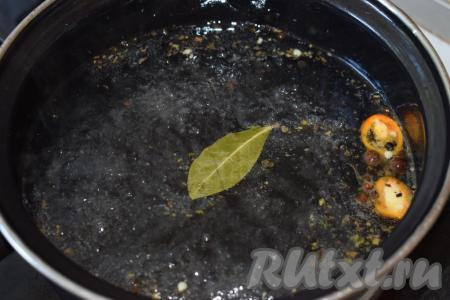 В кастрюлю наливаем 1 литр воды, ставим на огонь и ждём закипания. Как только вода закипит, добавляем подготовленные специи, а также смесь сахара, соли, уксуса, растительного масла, добавляем колечки острого перца.