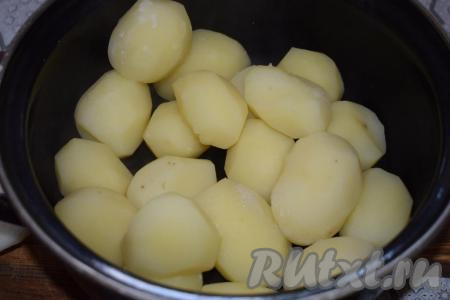 В это время очистить&nbsp;картофель и отварить&nbsp;его в подсоленной воде в течение минут 15 с момента закипания, затем воду слить.