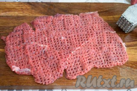 Молоточком отбить кусочки говядины с двух сторон.