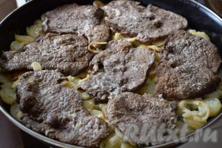 Затем достаём форму и переворачиваем отбивные на другую сторону и продолжаем запекать наше блюдо ещё 15 минут.