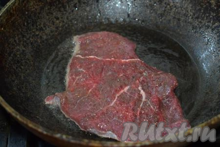 Через минут 15, когда мясо просолилось,&nbsp;разогреваем сковороду, вливаем растительное масло и начинаем на сильном огне обжаривать наши отбивные по 3&nbsp;минуты с каждой стороны.