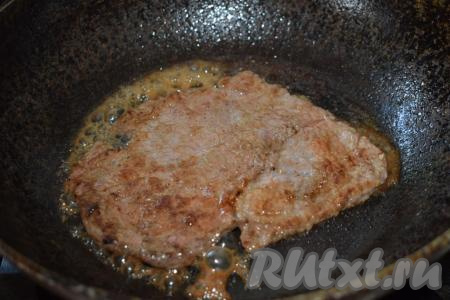 Можно пару раз перевернуть отбивные в процессе жарки со стороны на сторону. 