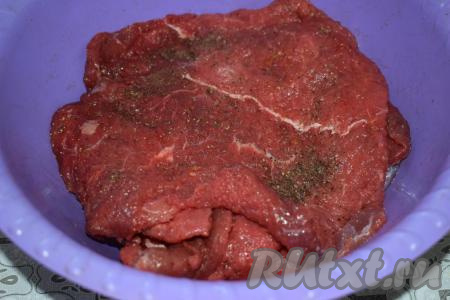 Каждую отбивную посолить, поперчить, добавить любимые специи и оставить просолиться минут на 10-15.