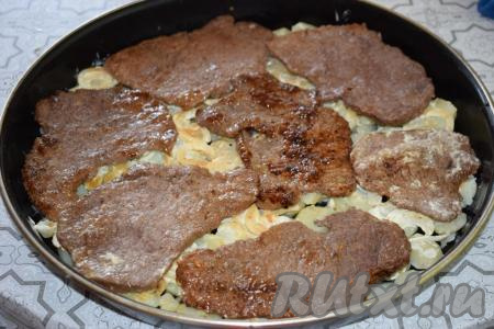 Таким образом поверх картошки с луком выкладываем в один слой все обжаренные отбивные из говядины.