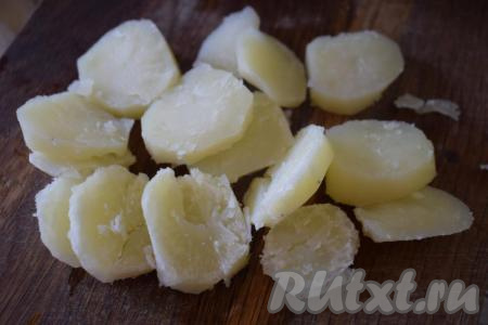 Отваренный картофель нарезать на кружочки.