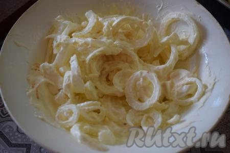 В миску кладём сметану, добавляем в неё соль, специи и нарезанный лук, перемешиваем.