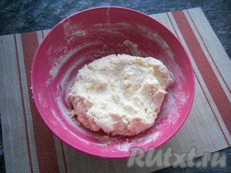 Ещё раз массу перемешать, она будет липнуть к рукам, но муку больше не добавляйте.