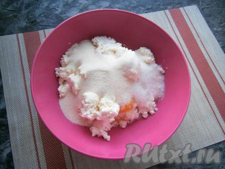 Сюда же всыпать и манку.