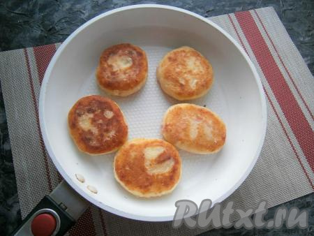 Сковороду разогреть с растительным маслом, выложить подготовленные сырники. Жарить их на небольшом огне до румяности с двух сторон (по 3-4 минуты с каждой стороны). Сырники отлично прожариваются!