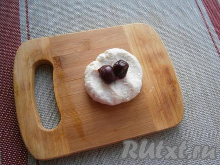 Влажными руками сформировать лепёшки среднего размера. В середину каждой лепёшки разместить по 2-3 вишенки. Сахаром я не посыпала, вишня у меня была сладкая.