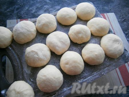 Тесто обмять с небольшим количеством муки, разделить его на 18-20 частей (приблизительно, по 60-70 грамм каждая). Подкатать части теста в шарики.