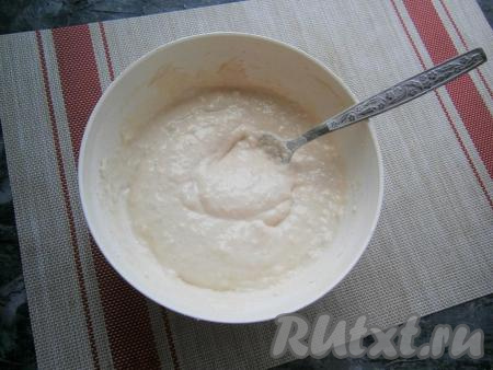 Тщательно перемешать получившуюся опару (она должна по консистенции напоминать сметану), прикрыть плёнкой и оставить минут на 20-25 в тёплом месте.