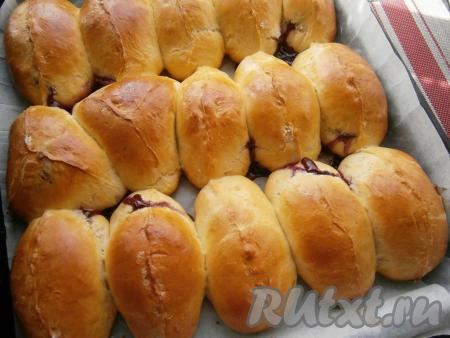 Дать пирожкам с вишней расстояться минут 20-25. Затем отправить выпекаться в предварительно разогретую до 180 градусов духовку на 25-35 минут (до красивой румяности).