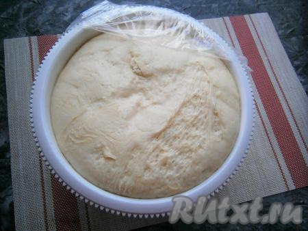 За это время тесто очень хорошо подойдёт, увеличившись в объёме в несколько раз, станет&nbsp;воздушным и пузырчатым.