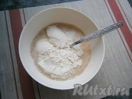 В тёплое молоко (температура молока не более 40 градусов) всыпать дрожжи, 1 столовую ложку&nbsp;сахара и несколько столовых ложек муки от общего количества.