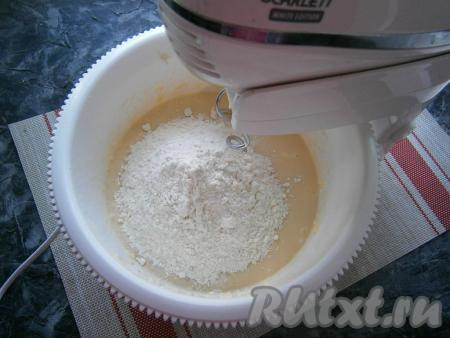 Снова перемешать. Далее поменять насадки миксера на "крюки" и, всыпая частями муку, замешивать тесто миксером (или ложкой).