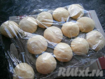 Накрыть их плёнкой и оставить в тепле на 15-20 минут.