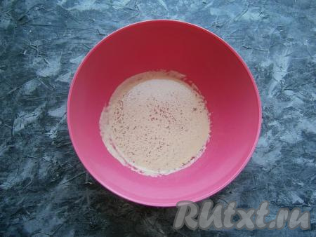 В тёплую воду (температура воды не должна быть больше 40 градусов) всыпать соль, сахар и дрожжи.