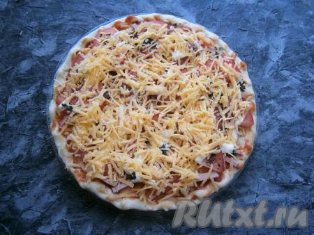 По желанию, смазать помидоры немного майонезом и посыпать пиццу натёртым на средней (или мелкой) тёрке сыром.