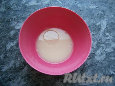 Также влить и растительное масло, перемешать.