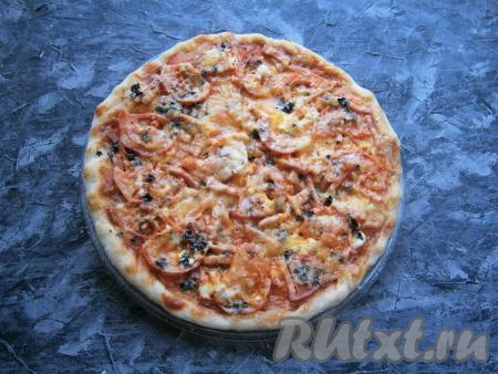 Тарелку с домашней пиццей отправить в микроволновку, готовить 15 минут при мощности 750 Ватт.