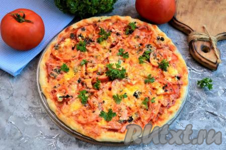 Очень вкусную, горячую домашнюю пиццу, приготовленную в микроволновке, украсить зеленью, нарезать и подать к столу. Такая выпечка из дрожжевого теста несомненно понравится и вам, и вашим близким!