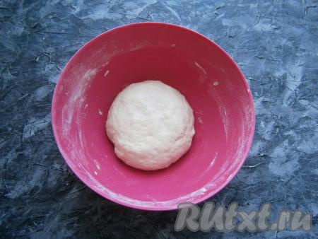 Замесить не тугое, но практически не липнущее тесто, которое прикрыть плёнкой и оставить в тёплом месте на 30 минут.