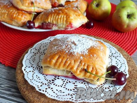 По желанию, присыпьте слойки сахарной пудрой. Красивая, ароматная, с сочной начинкой выпечка станет настоящим украшением стола во время чаепития. Обязательно приготовьте слойки с вишней из слоёного дрожжевого теста, они не задержатся долго на кухне, ведь от таких слоечек отказаться практически невозможно.