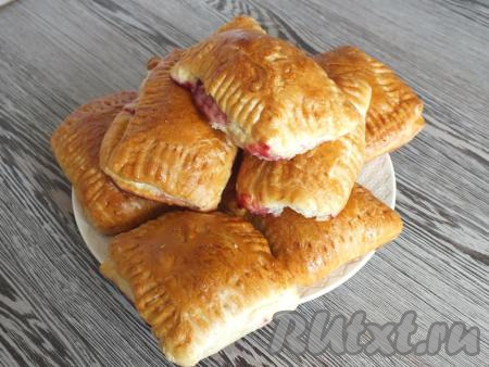 По истечении времени проверьте готовность слоек. Они должны быть покрыты равномерным румянцем. Достаньте выпечку из духовки, переложите на тарелку, слегка охладите и можно&nbsp;подавать.