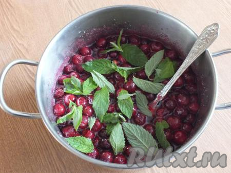 В закипевшую вишню с сахаром,&nbsp;добавьте чистые листики мяты, перемешайте. Варите на медленном огне 15 минут, периодически аккуратно перемешивая. Затем, убрав с огня, дайте настояться варенью 6-8 часов под закрытой крышкой.