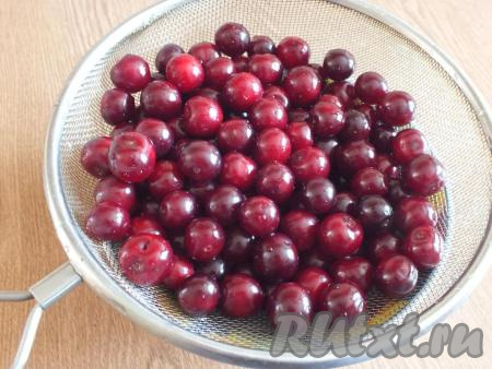Подготовьте вишню. Ягоды вымойте под проточной водой. Откиньте на дуршлаг, чтобы стекла жидкость.