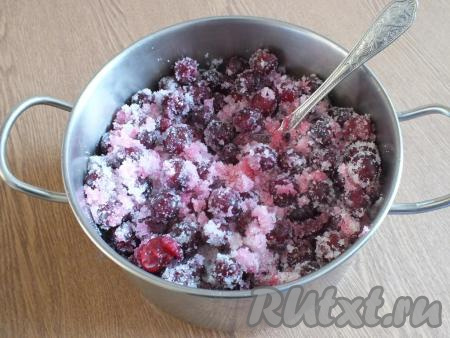 Через указанное время, если ягода очень сочная, начнёт выделяться сок. А если ягода менее сокосодержащая, то она окрасит сахар. Этого достаточно, чтобы приступить к варке. Поставьте кастрюлю на умеренный огонь. Варите до закипания. Образующуюся пену снимайте.